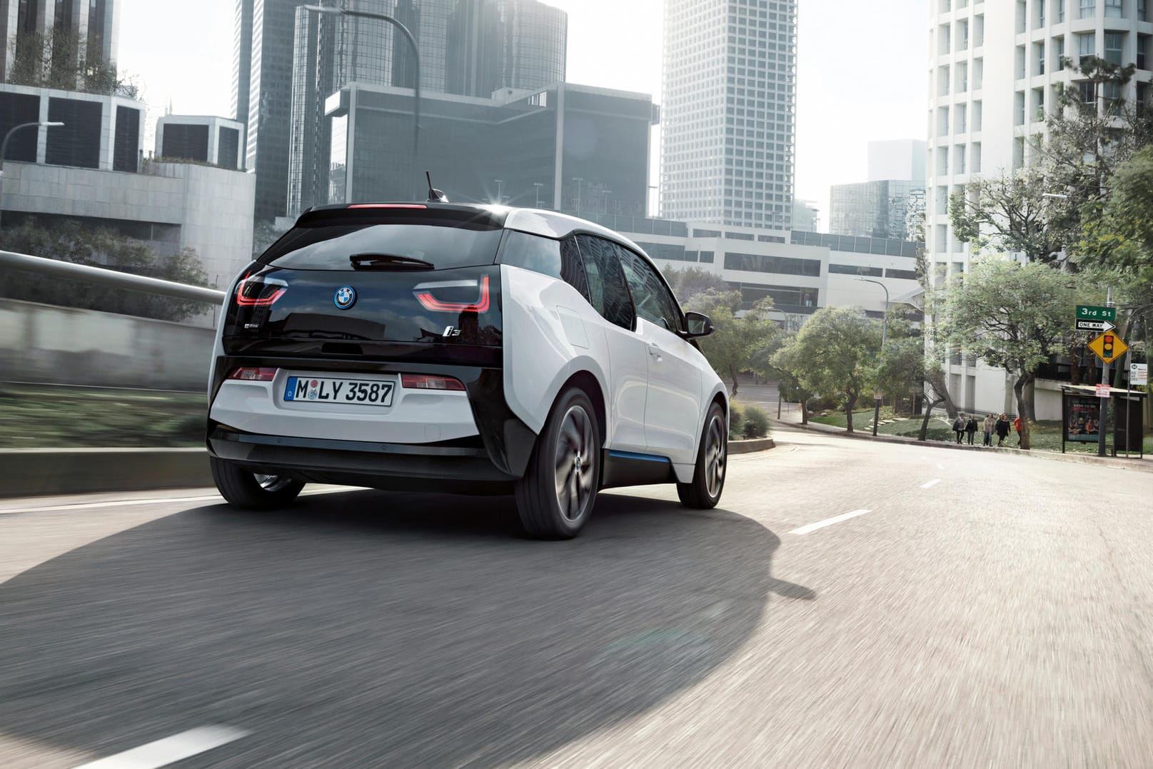 Der BMW i3 soll mit neuer Batterie auf dem Prüfstand 300 Kilometer weit kommen. Für den Alltagsverkehr nennt BMW einen Aktionsradius von bis zu 200 Kilometern.