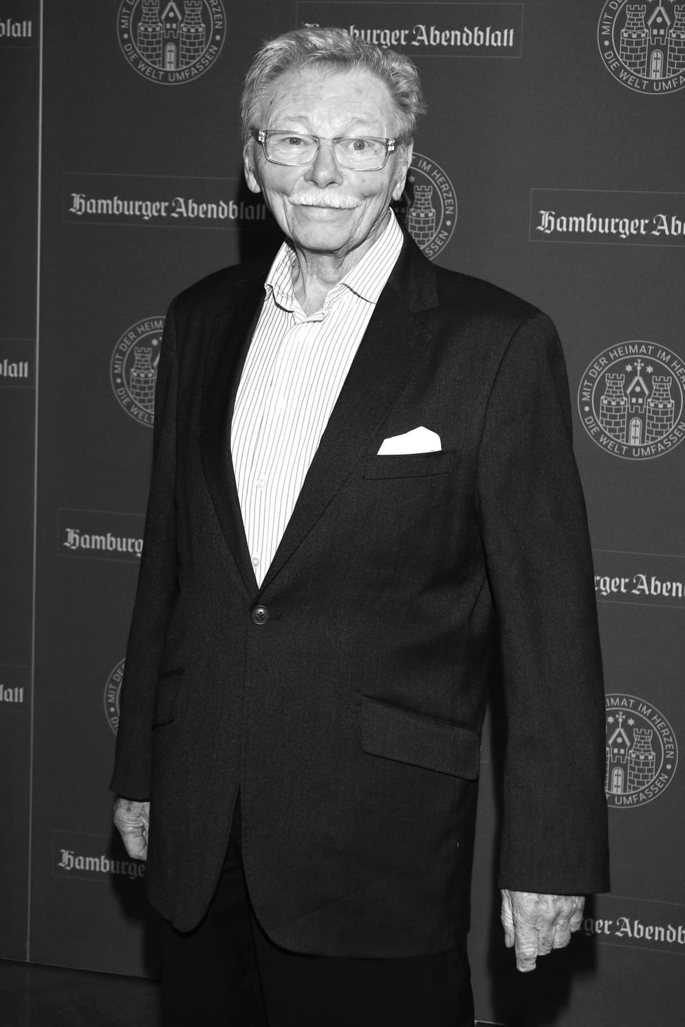 Uwe Friedrichsen starb am 30. April 2016 in Hamburg. Er wurde 81 Jahre alt. Der Schauspieler wird als Uwe aus der "Sesamstraße", Zollfahnders Zaluskowski in "Schwarz Rot Gold" und Stimme von Peter Falk in "Columbo" in Erinnerung bleiben.