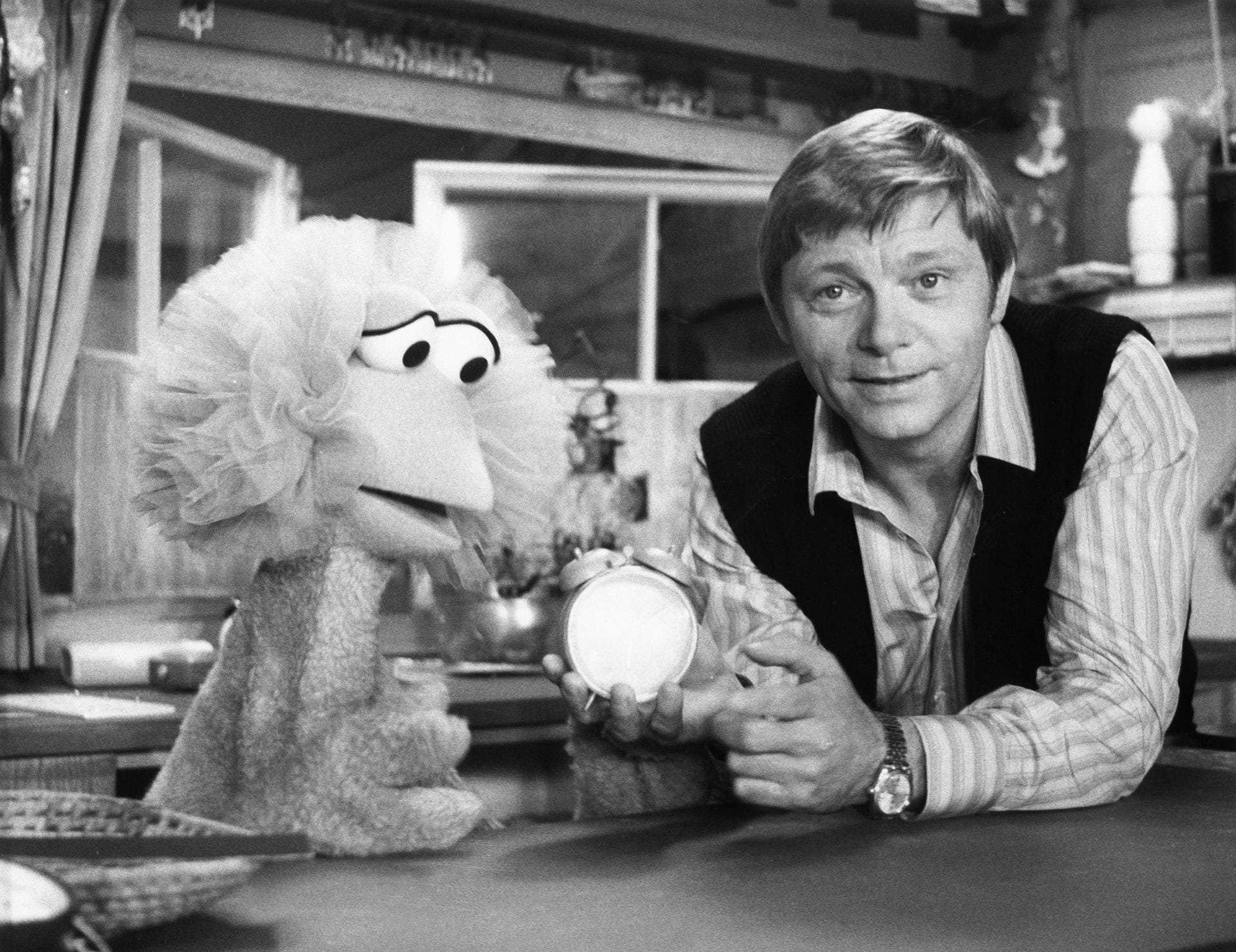 Einen breiten Publikum bekannt war Friedrichsen unter anderem durch seine Auftritte in der deutschen "Sesamstraße". Von 1979 bis 1981 gab er hier den Uwe. Das Foto stammt von 1979 und zeigt ihn im Gespräch mit Tiffy.