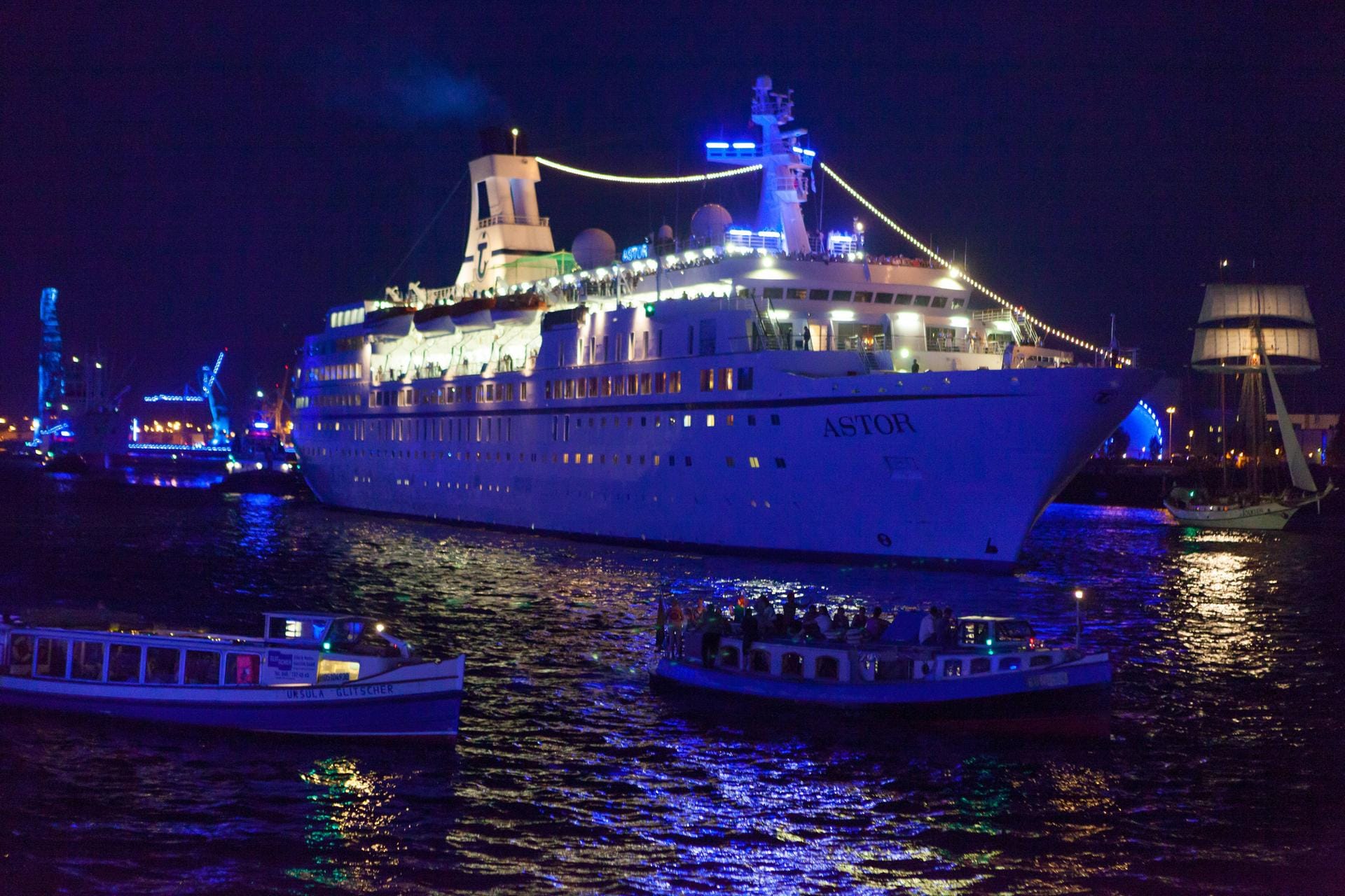 Die "Astor" war schon öfter Gast im Hamburger Hafen, wie hier 2012. Auch sie ist beim Hafengeburtstag vom 5. bis 8. Mai 2016 dabei.
