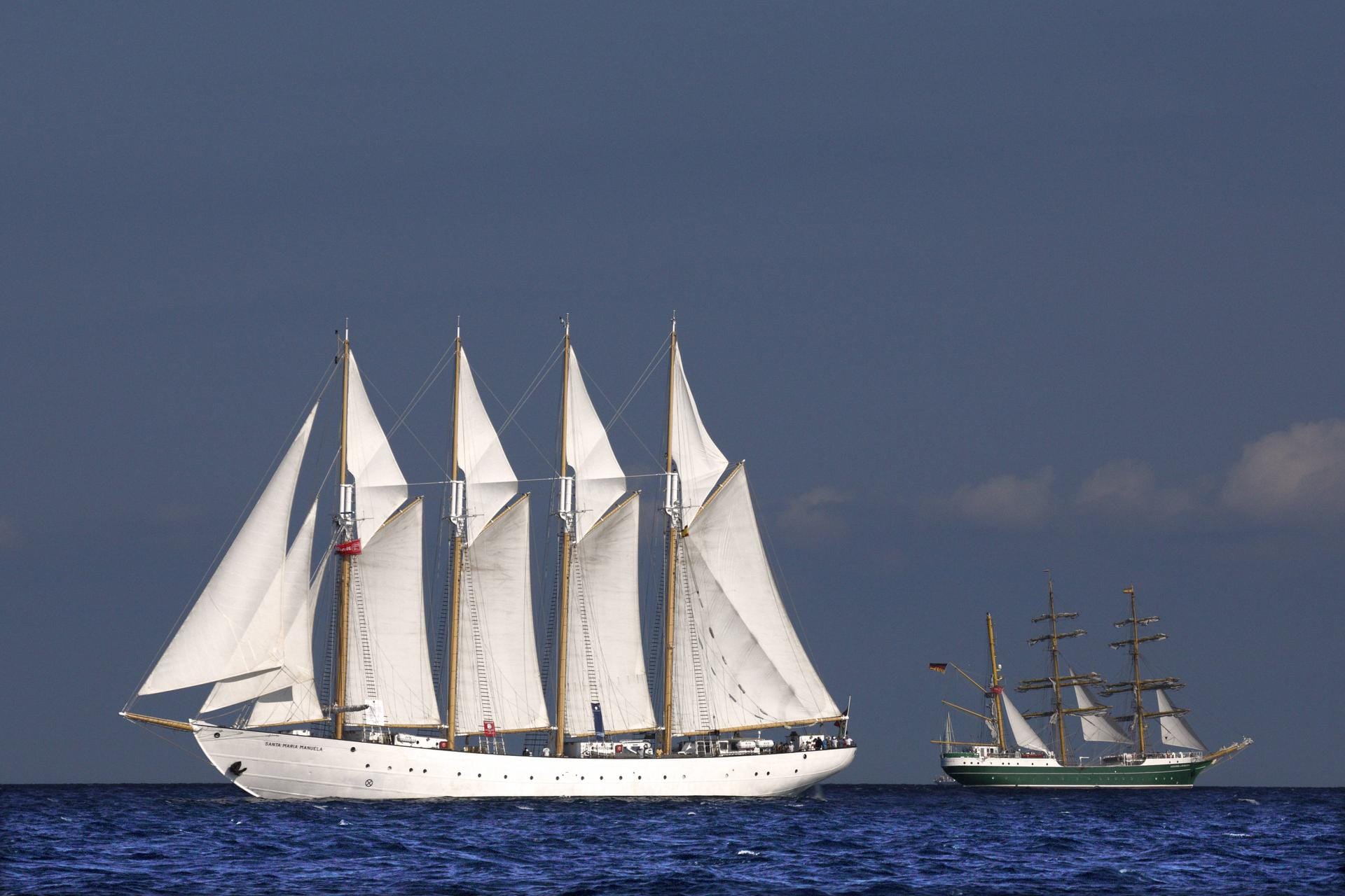 Zwei weitere maritime Gäste: Die weiße "Santa Maria Manuela" nimmt das erste Mal am Hafngeburtstag teil. Die "Alexander von Humboldt II" ist ebenfalls mit von der Partie.