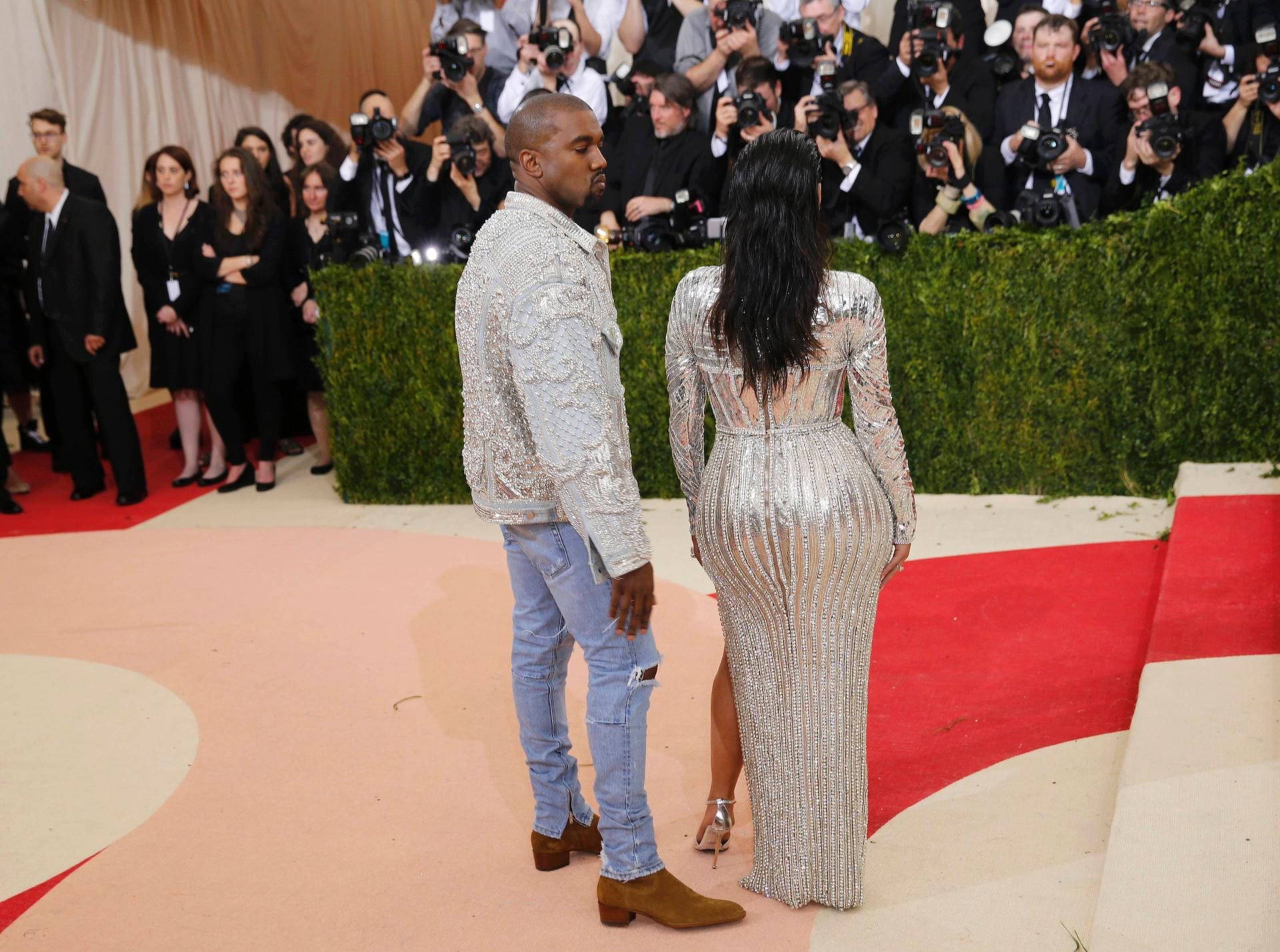 Begutachtet Kanye West hier das Hinterteil seiner Frau Kim Kardashian? Zu verdenken wäre es ihm nicht, immerhin zieht sie mit diesem Körperteil die meiste Aufmerksamkeit auf sich.