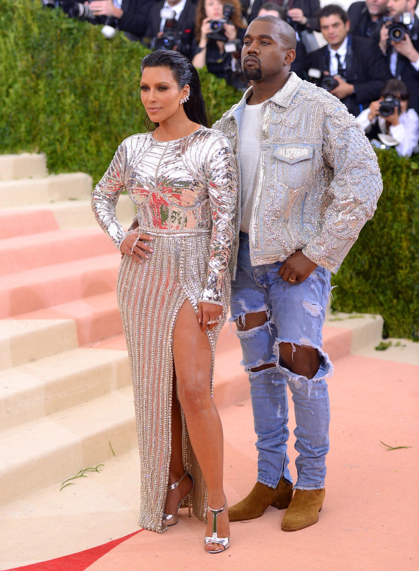 Immerhin hatte Kim sich mit ihrer futuristischen silbernen Balmain-Robe am Motto der Party orientiert. Was man vom - sagen wir mal - leger gekleideten Kanye nicht behaupten kann.