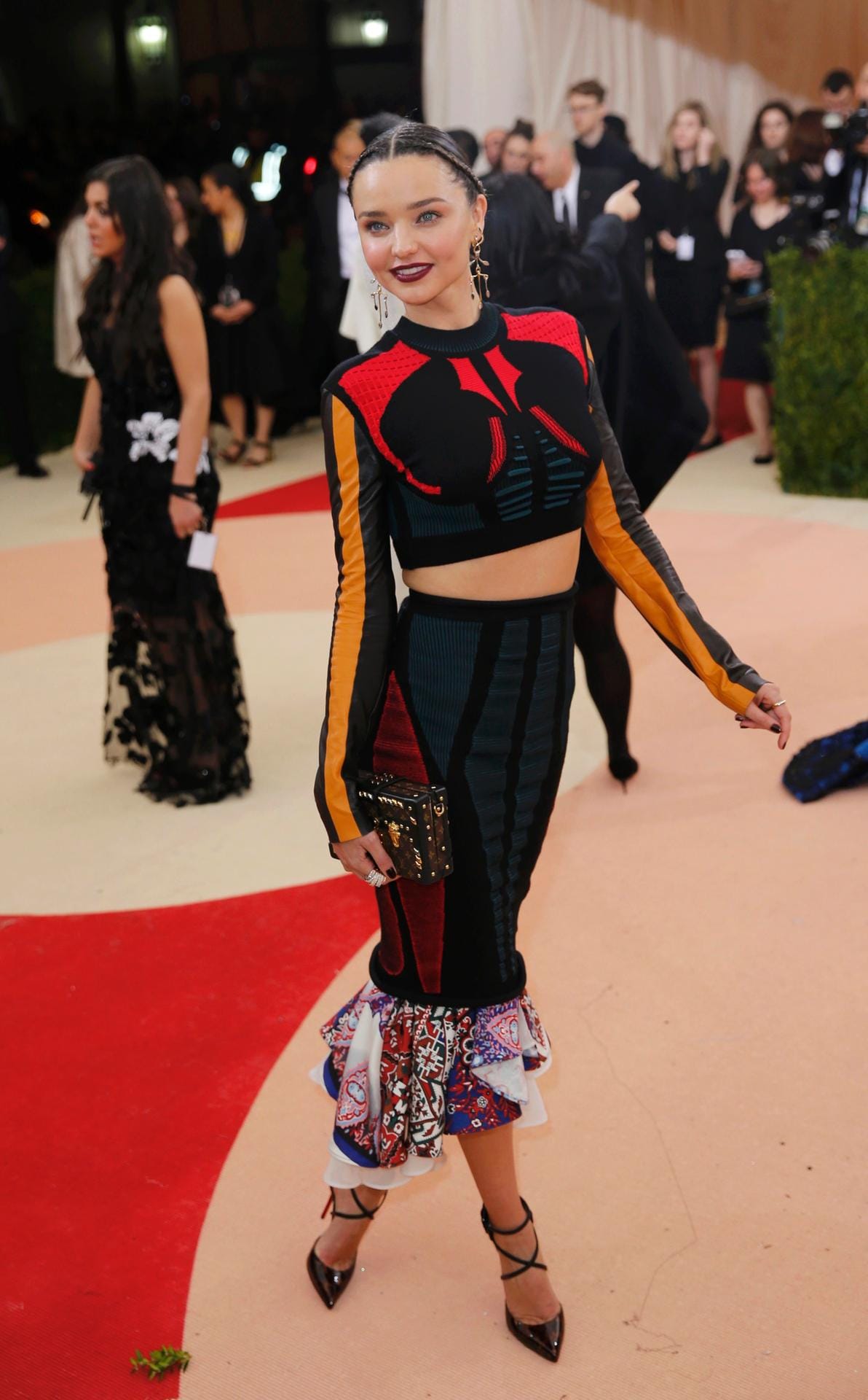 Perfekte Modelpose: Miranda Kerr in einem farbenfrohen Versace-Outfit.