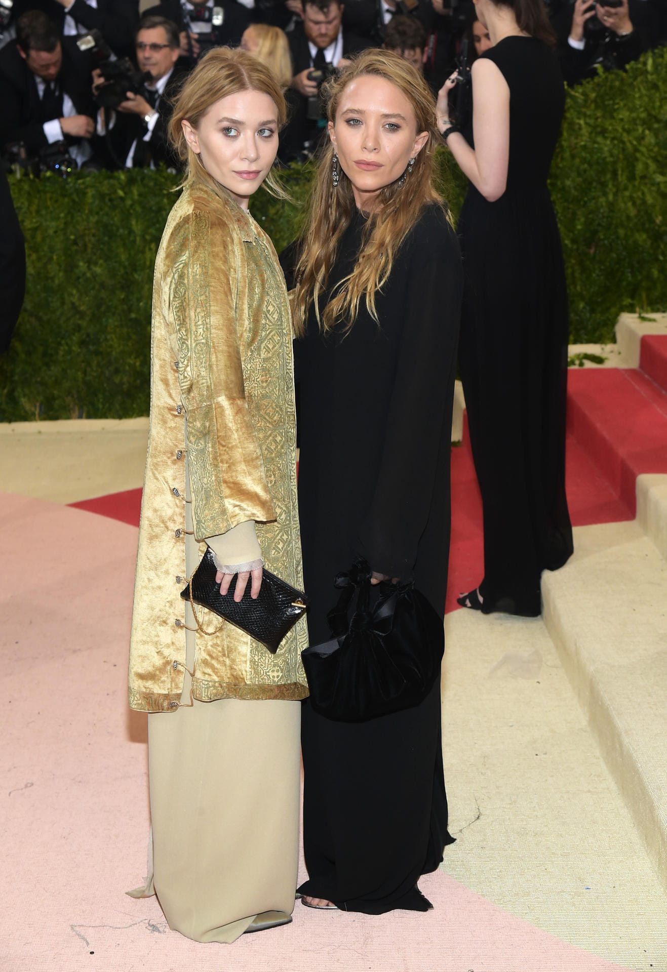 Bitte nicht lächeln! Die Zwillinge Ashley und Mary-Kate Olsen machten nicht den Eindruck, als hätten sie viel Spaß.
