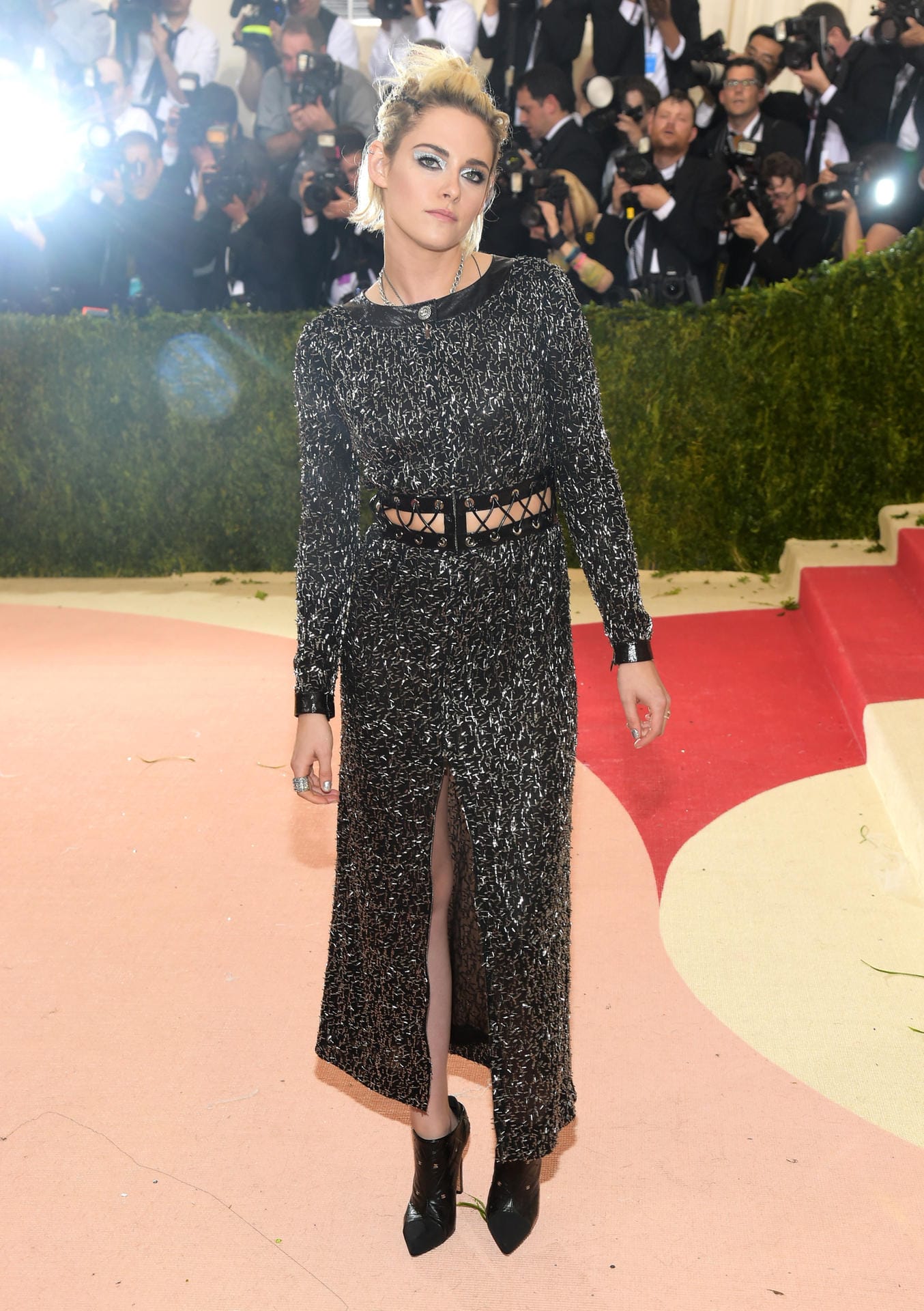 Kristen Stewart als Lagerfeld-Muse natürlich in Chanel. Wo das herkam, hätte es aber sicherlich auch schickere Kleider gegeben...