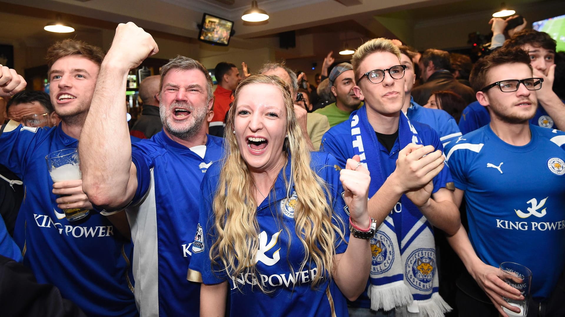 Die Leiscester-Fans brüllen ihre Freude über den Titelgewinn hinaus.