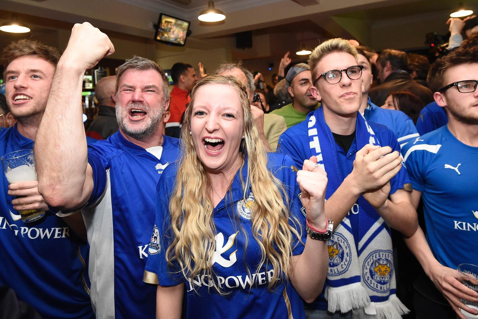 Die Leiscester-Fans brüllen ihre Freude über den Titelgewinn hinaus.