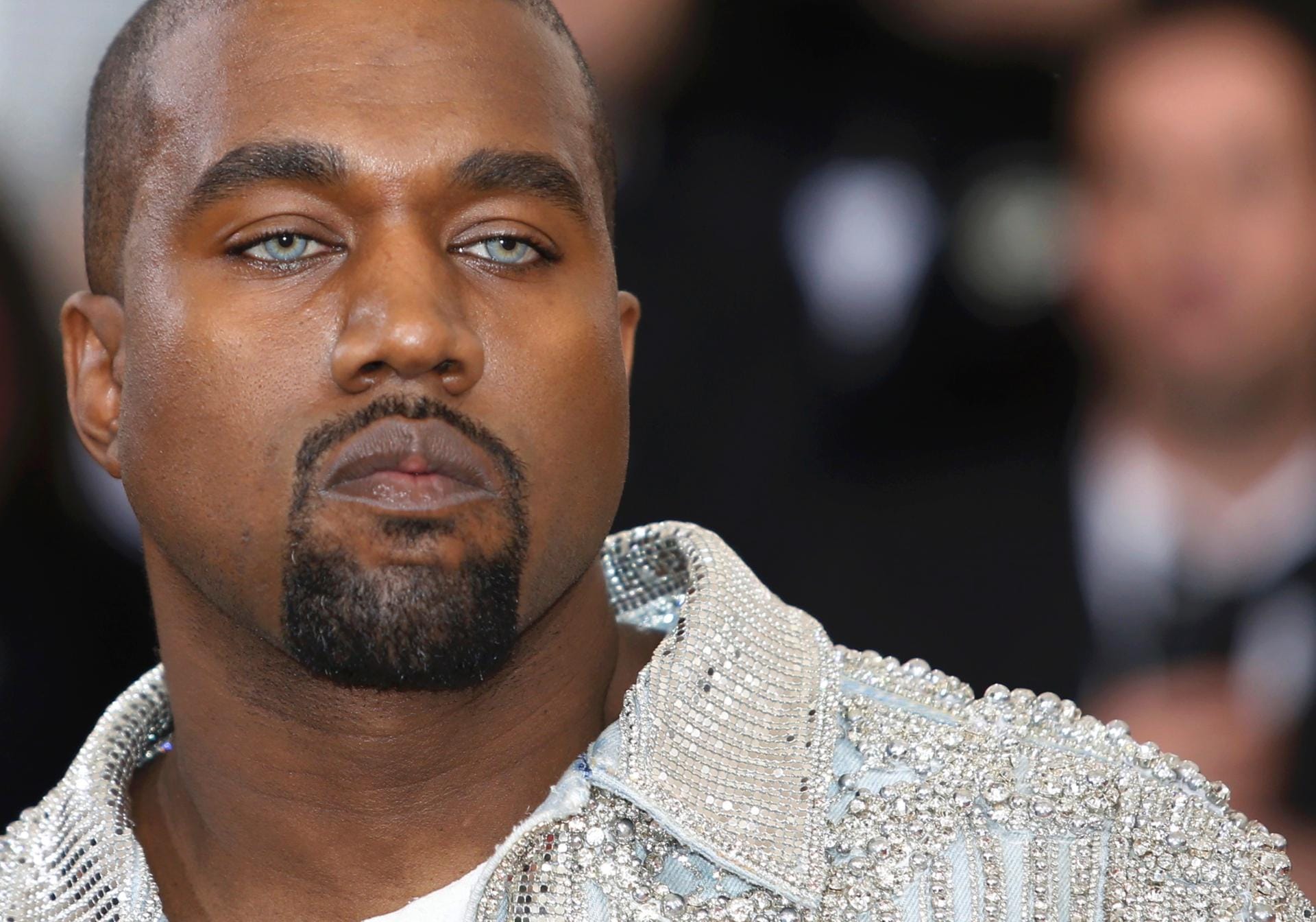 Kanye versuchte sich mit einem besonderen Accessoire in Szene zu setzen: blauen Kontaktlinsen.