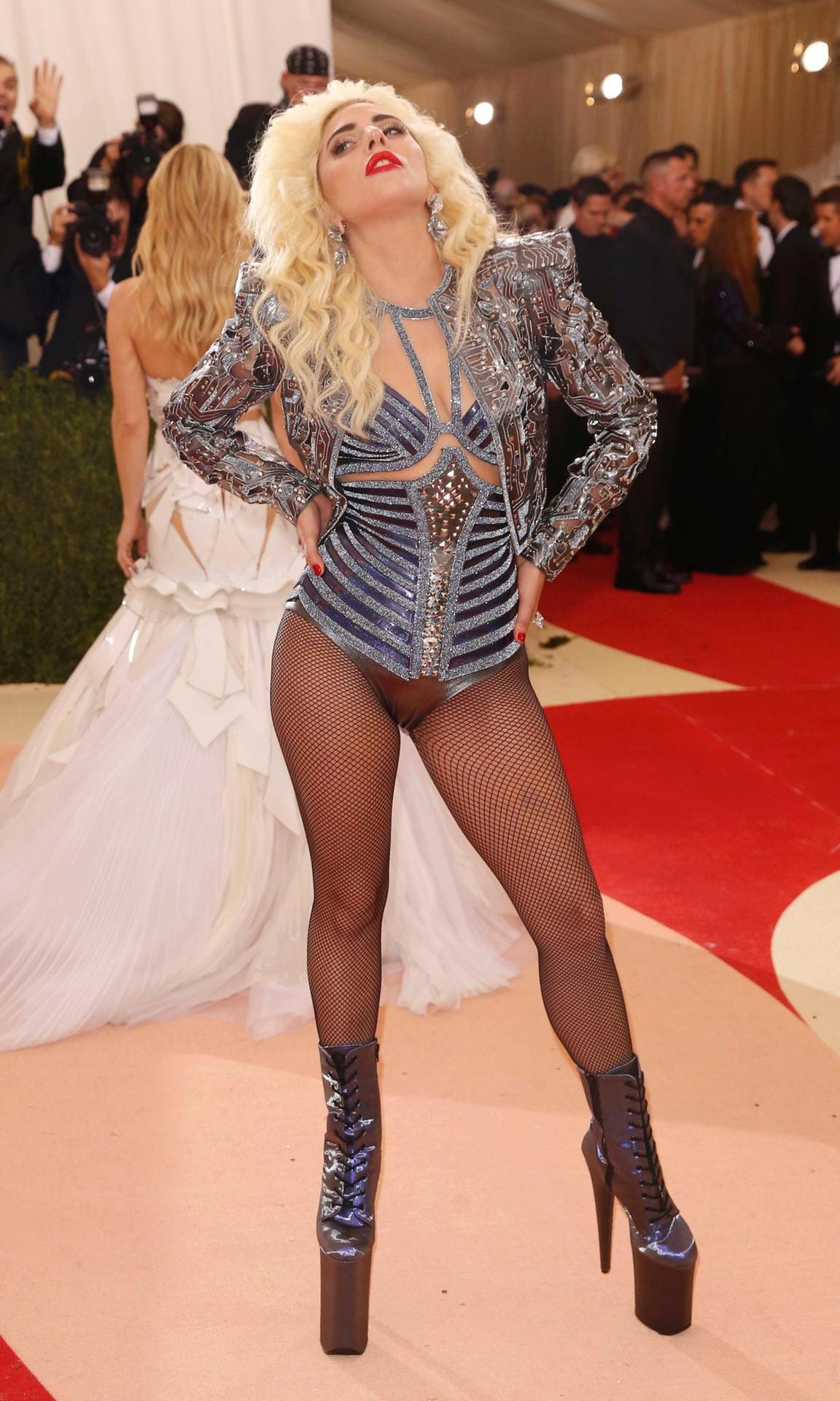 Gagas hosenloses Outfit - auch von vorne gewöhnungsbedürftig.