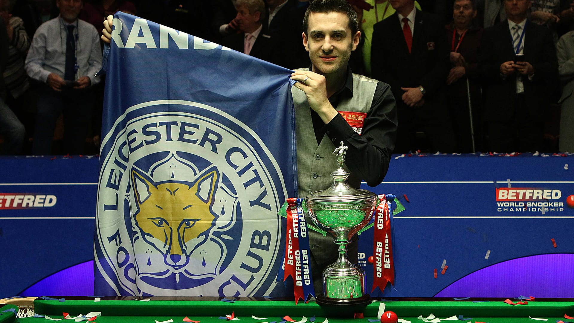 Snooker-Weltmeister Mark Selby feierte seinen WM-Erfolg und den Meistertitel seiner Lieblingsmannschaft Leicester City.