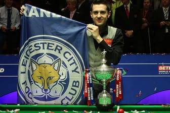 Snooker-Weltmeister Mark Selby feierte seinen WM-Erfolg und den Meistertitel seiner Lieblingsmannschaft Leicester City.
