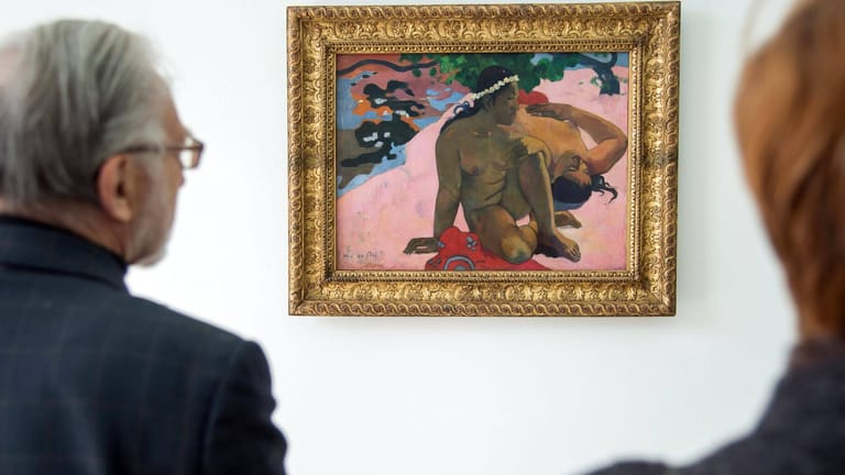 Der Künstler Paul Gauguin zählt zu den klassischen Symbolisten. Die Besucher betrachten sein Werk "Wie? Bist du eifersüchtig?".