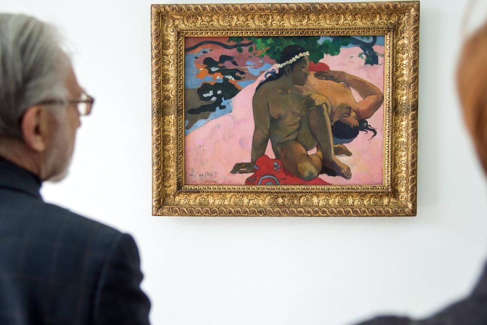 Der Künstler Paul Gauguin zählt zu den klassischen Symbolisten. Die Besucher betrachten sein Werk "Wie? Bist du eifersüchtig?".