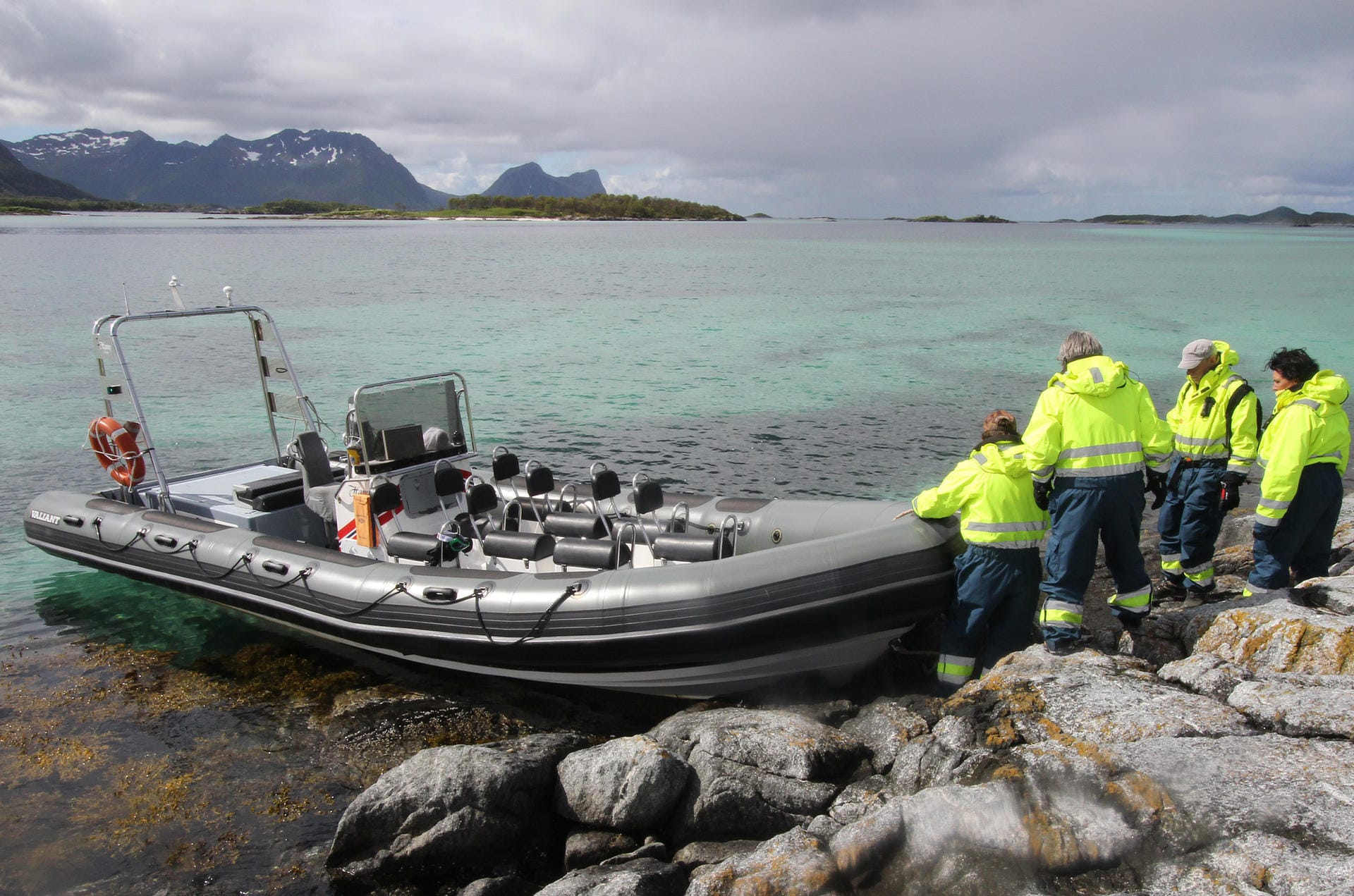 Mit dem Schlauchboot und Bootsführer Jan Trane geht es am Bergfjord aufs Wasser.
