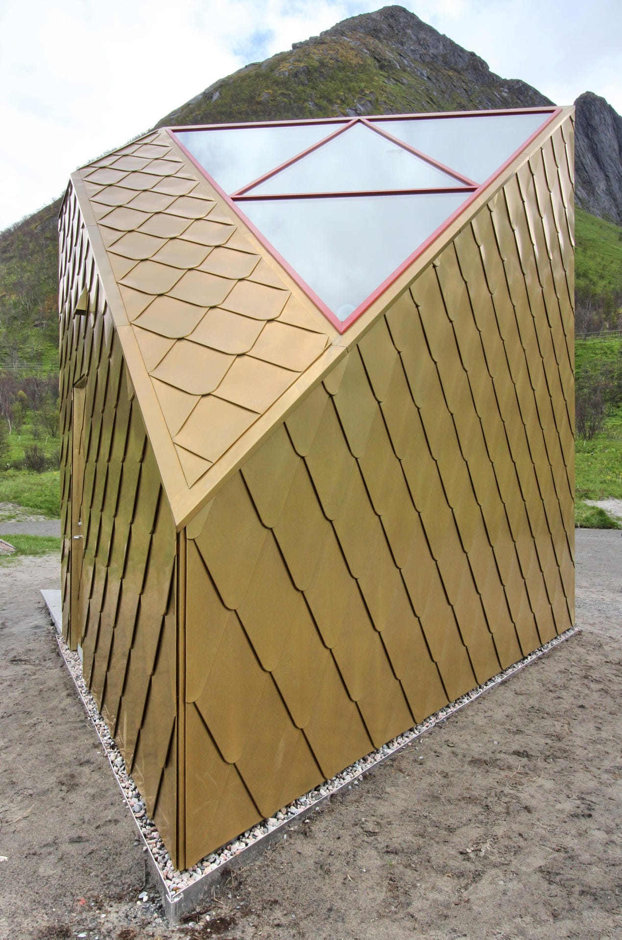 Wie ein gestrandetes Raumschiff sieht die goldene Toilette am Rastplatz Ersfjordstrand aus - stolze 3,5 Millionen Kronen hat das Häuschen gekostet, rund 387 000 Euro.