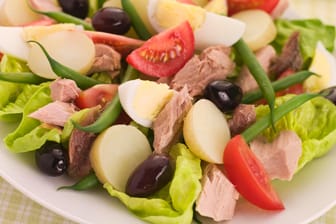 Der Nizza Salat lässt sich in unterschiedlichen Variationen zubereiten.