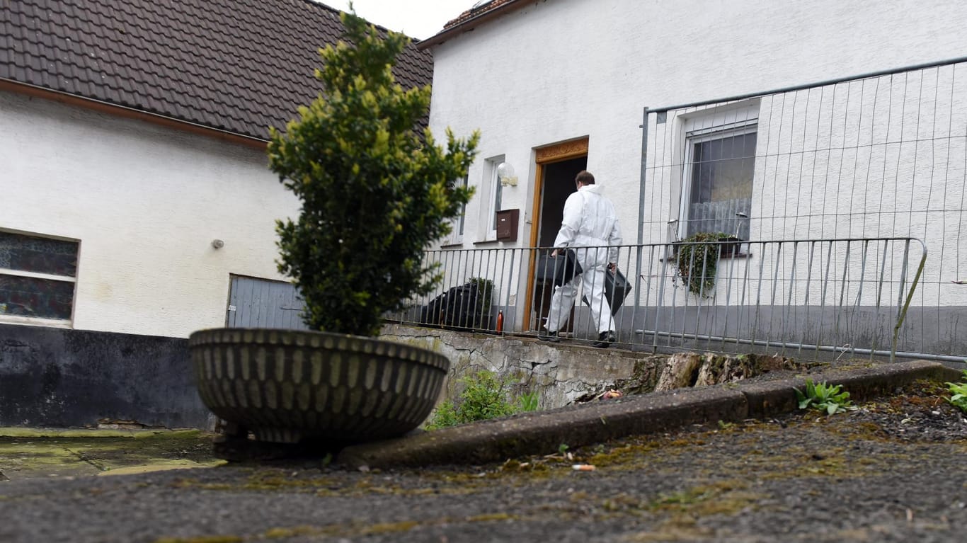 Ein Mitarbeiter der Spurensicherung geht zur Eingangstür des Hauses in Höxter, in dem mindestens zwei Frauen zu Tode gequält worden sein sollen.