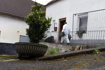 Ein Mitarbeiter der Spurensicherung geht zur Eingangstür des Hauses in Höxter, in dem mindestens zwei Frauen zu Tode gequält worden sein sollen.