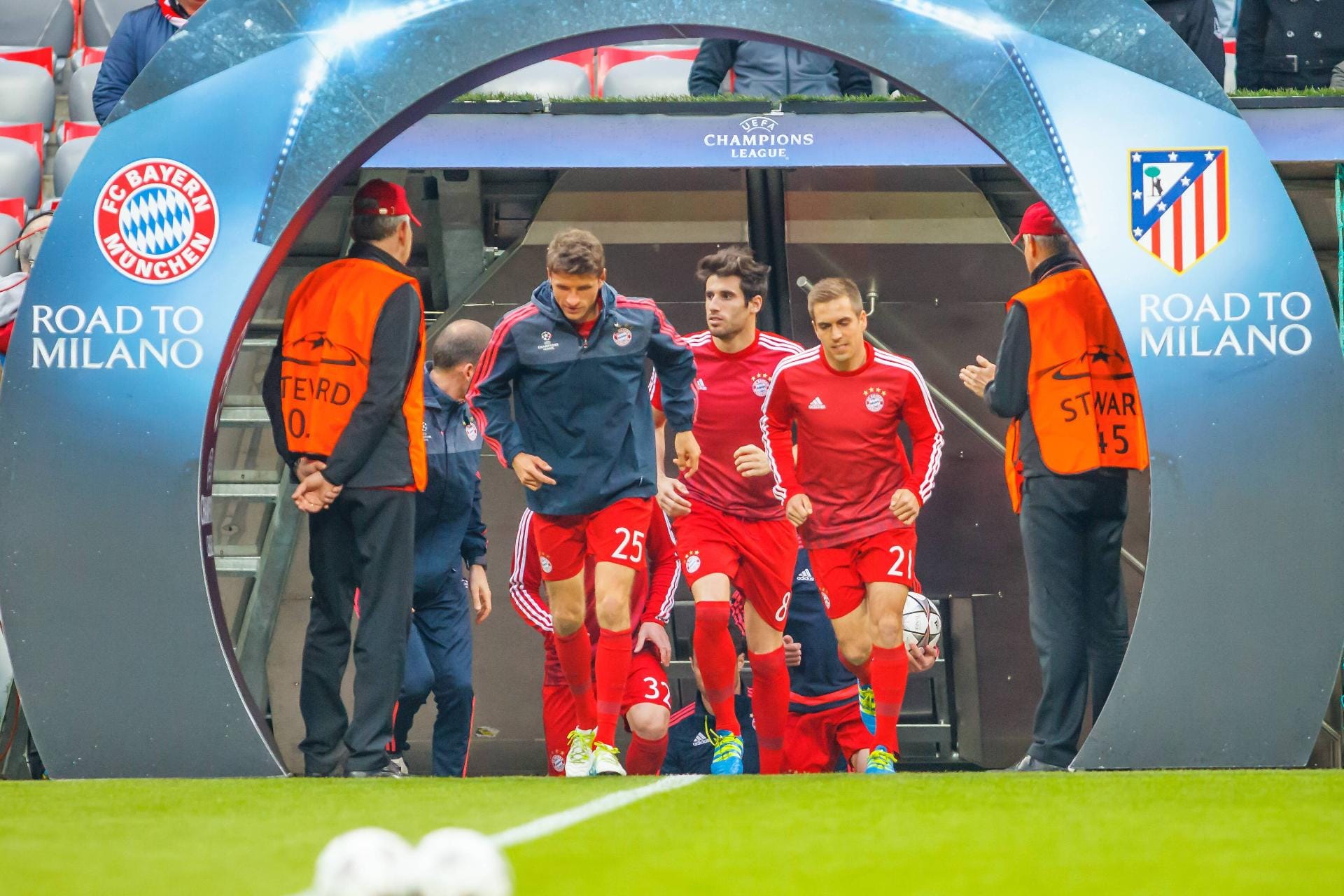 Führt der Weg der Bayern Richtung Mailand zum Endspiel oder endet er zum dritten Mal in Folge in München? Thomas Müller (re.), Philipp Lahm und Javi Martinez (li.) betreten die Arena zum Warmmachen.