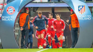 Führt der Weg der Bayern Richtung Mailand zum Endspiel oder endet er zum dritten Mal in Folge in München? Thomas Müller (re.), Philipp Lahm und Javi Martinez (li.) betreten die Arena zum Warmmachen.