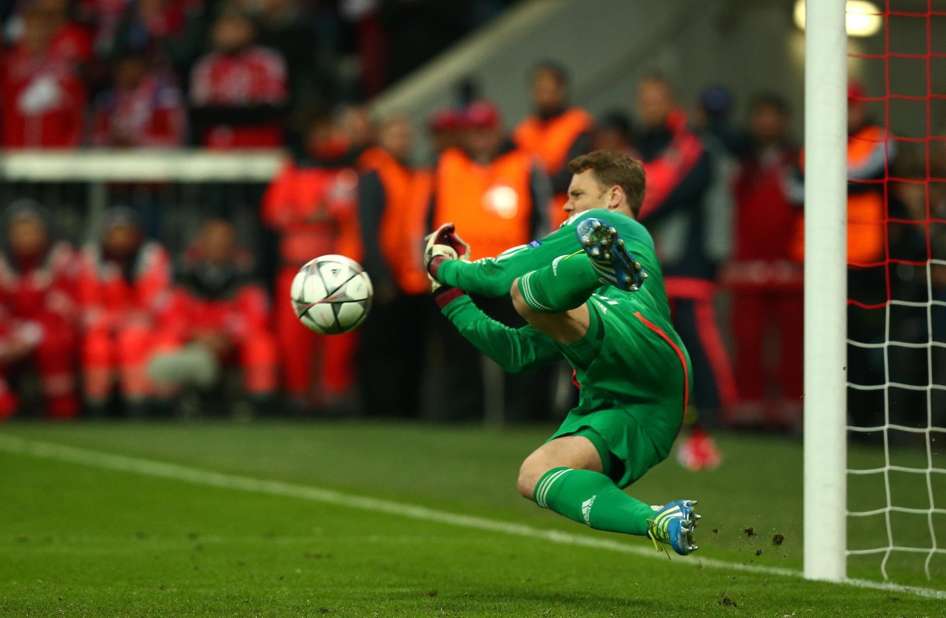 Bayern-Torwart Manuel Neuer machte es seinem Gegenüber Oblak gleich und parierte einen Straßstoß von Fernando Torres - konnte das Ausscheiden seiner Mannschaft aber auch nicht verhindern.