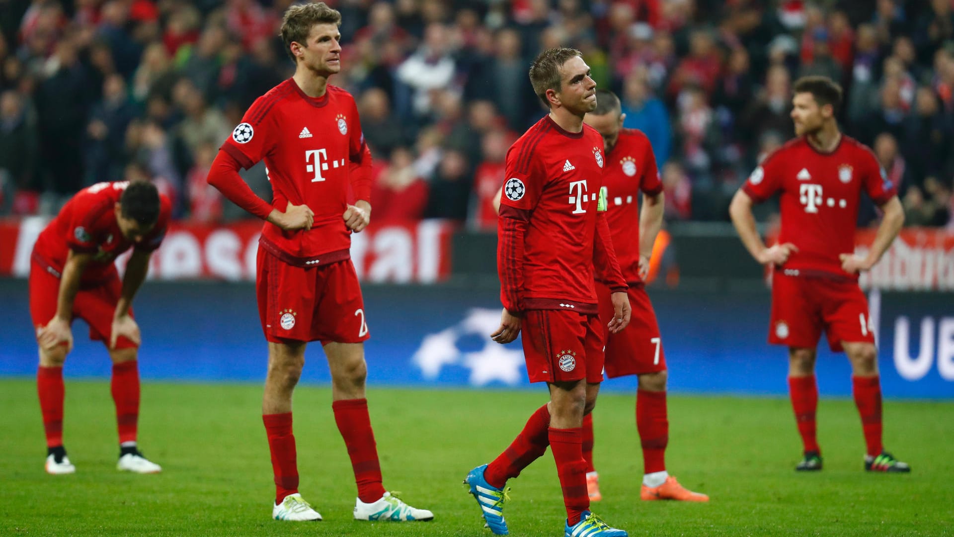 Enttäuschung pur: Thomas Müller und Philipp Lahm (rechts) nach dem Ausscheiden des FC Bayern in der Champions League. Enttäuschung pur: Thomas Müller und Philipp Lahm (rechts) nach dem Ausscheiden des FC Bayern in der Champions League.