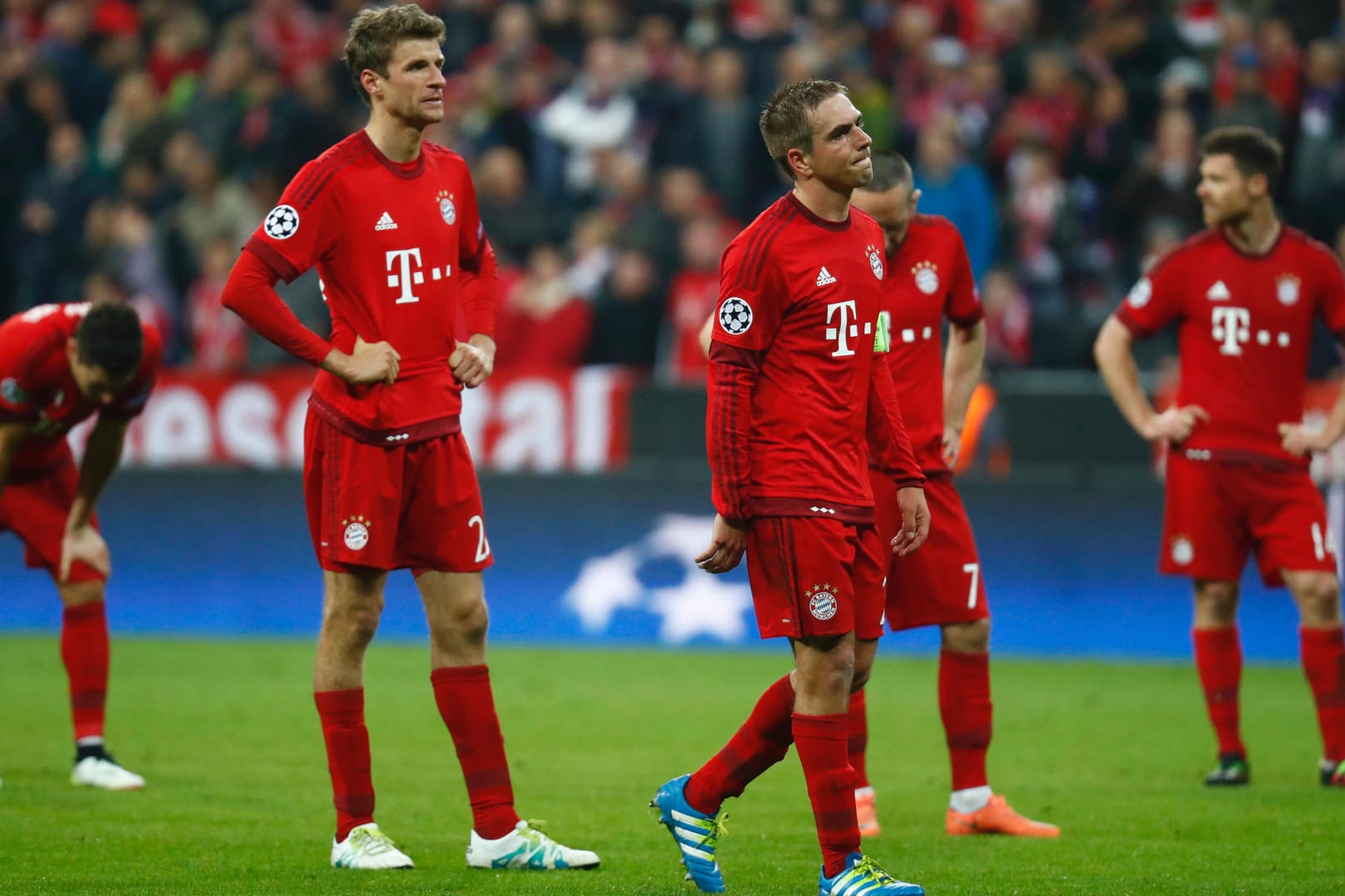 Enttäuschung pur: Thomas Müller und Philipp Lahm (rechts) nach dem Ausscheiden des FC Bayern in der Champions League.