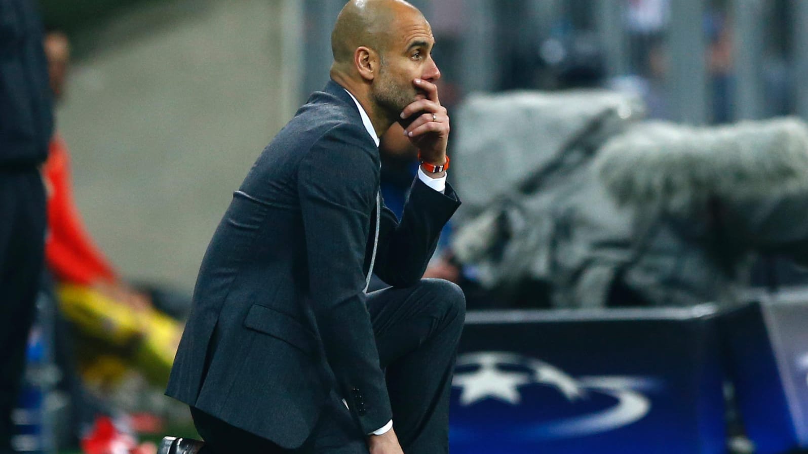 Machtlos: Pep Guardiola hockt beim Spiel gegen Atletico Madrid an der Seitenlinie.