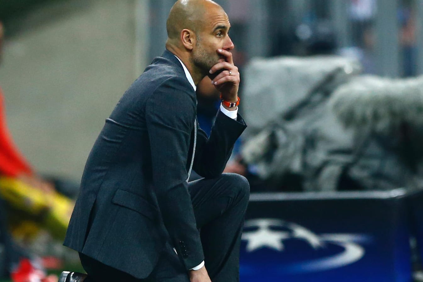 Machtlos: Pep Guardiola hockt beim Spiel gegen Atletico Madrid an der Seitenlinie.