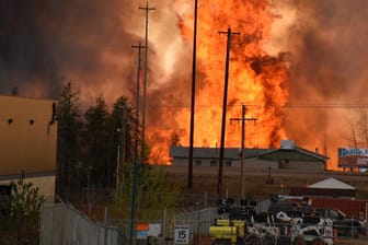 Riesige Flammen wüten in der kanadischen Stadt Fort McMurray.