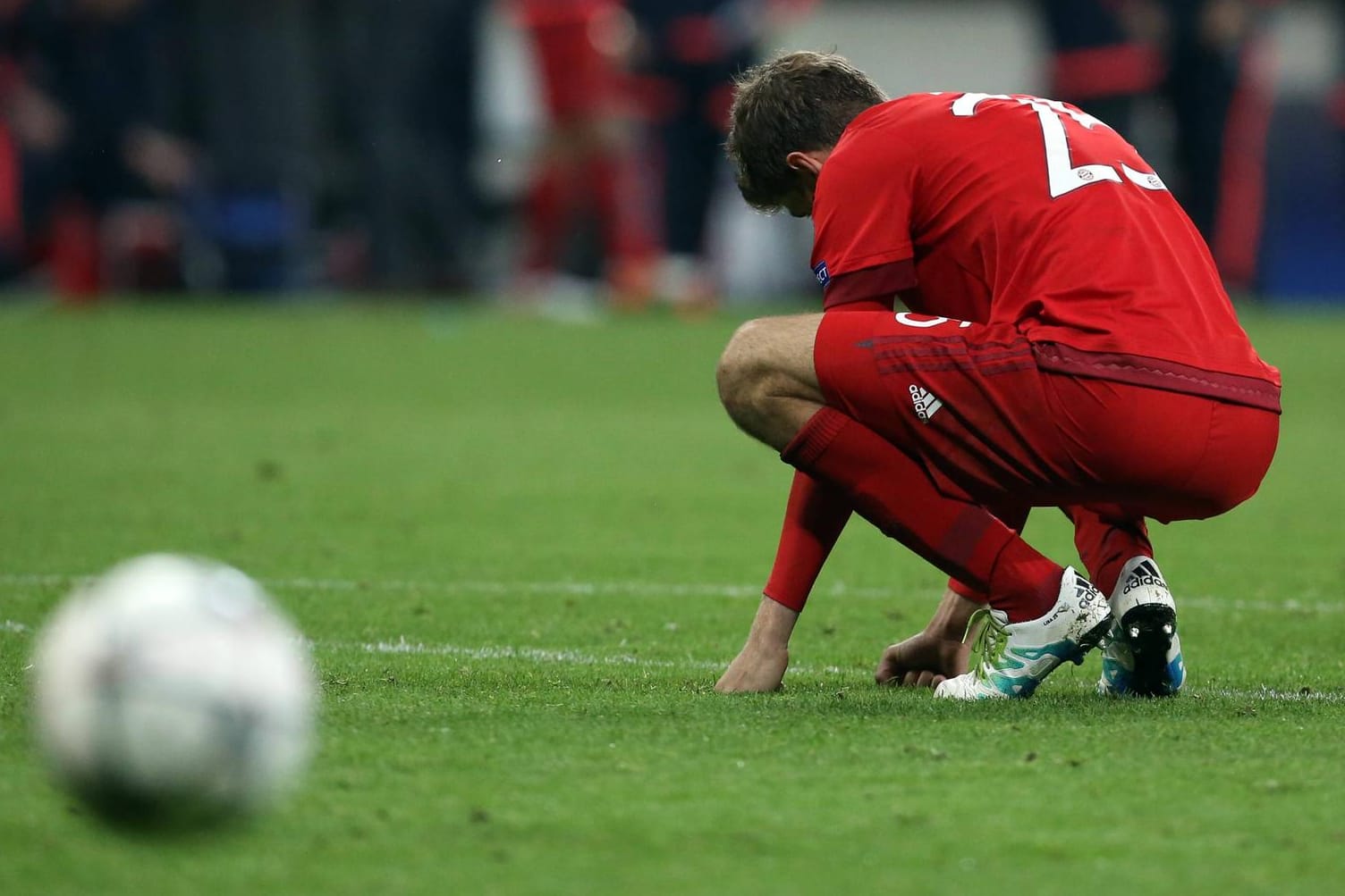Thomas Müller kann seine Enttäuschung nach dem vergebenen Elfmeter nicht verbergen.