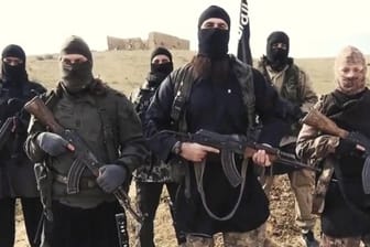 Kämpfer des Islamischen Staates in der syrischen Dschihadisten-Hochburg Rakka.