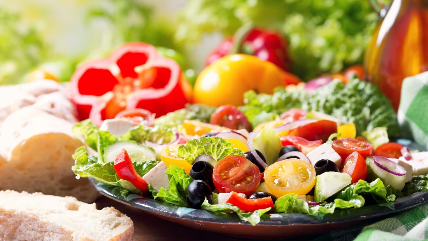 Der griechische Salat kann in unterschiedlichen Varianten zubereitet werden.