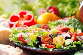 Der griechische Salat kann in unterschiedlichen Varianten zubereitet werden.