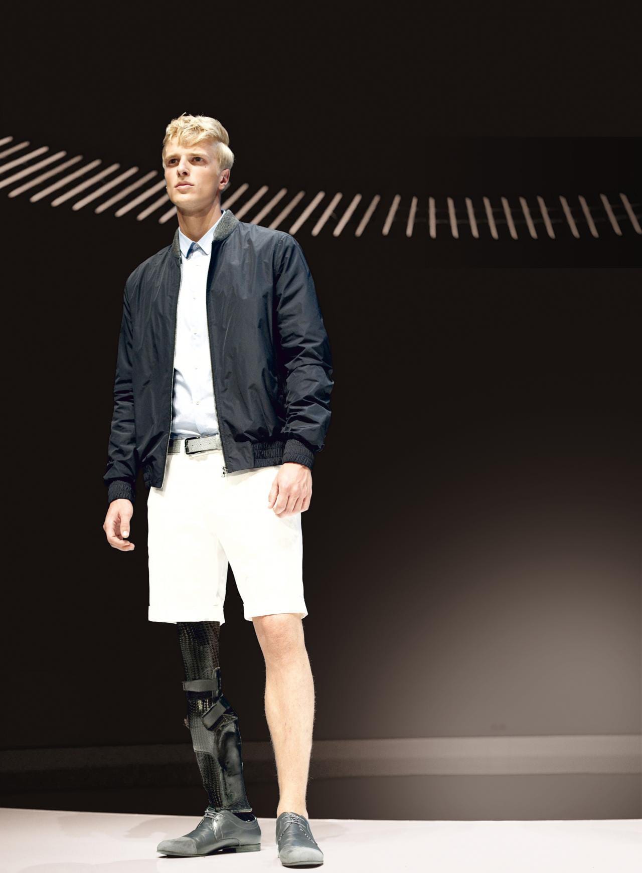 Bei Model Mario Galla stand eine Beinprothese seiner Karriere nicht im Weg. Aktuell wirbt der gutaussehende Deutsche für den neuen Peugot 208.
