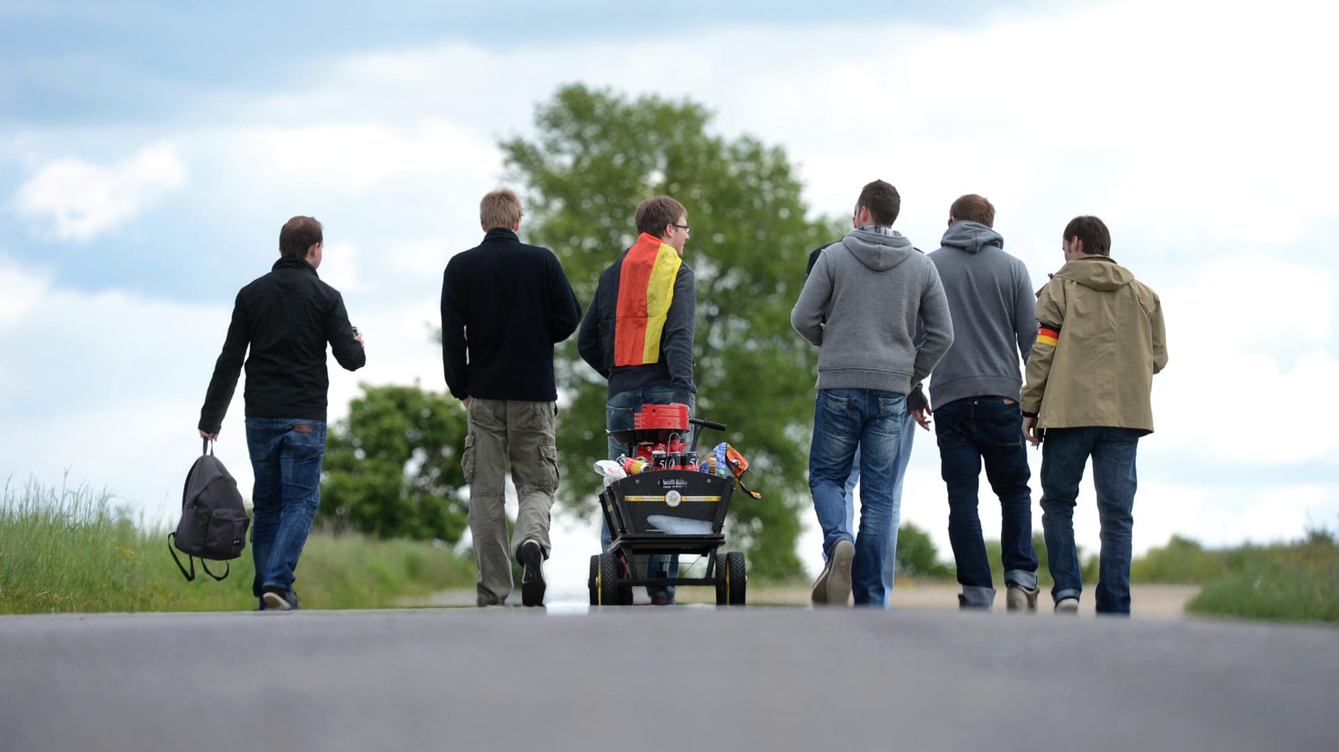 Auch am Vatertag 2016 werden viele Männer mit Bollerwagen und Bier unterwegs sein - aber nicht um dem Feiertag Christi Himmelfahrt zu gedenken.