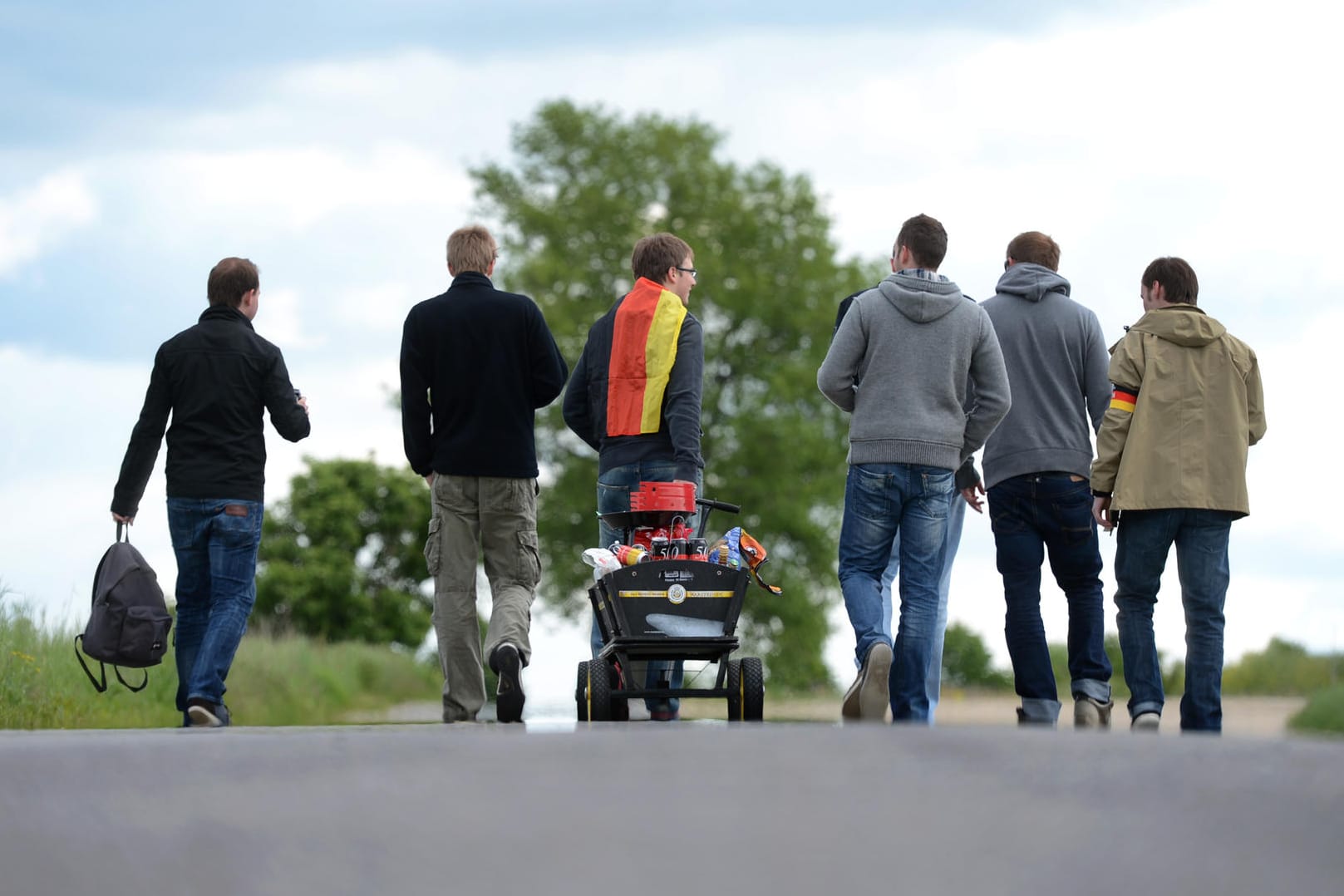 Auch am Vatertag 2016 werden viele Männer mit Bollerwagen und Bier unterwegs sein - aber nicht um dem Feiertag Christi Himmelfahrt zu gedenken.