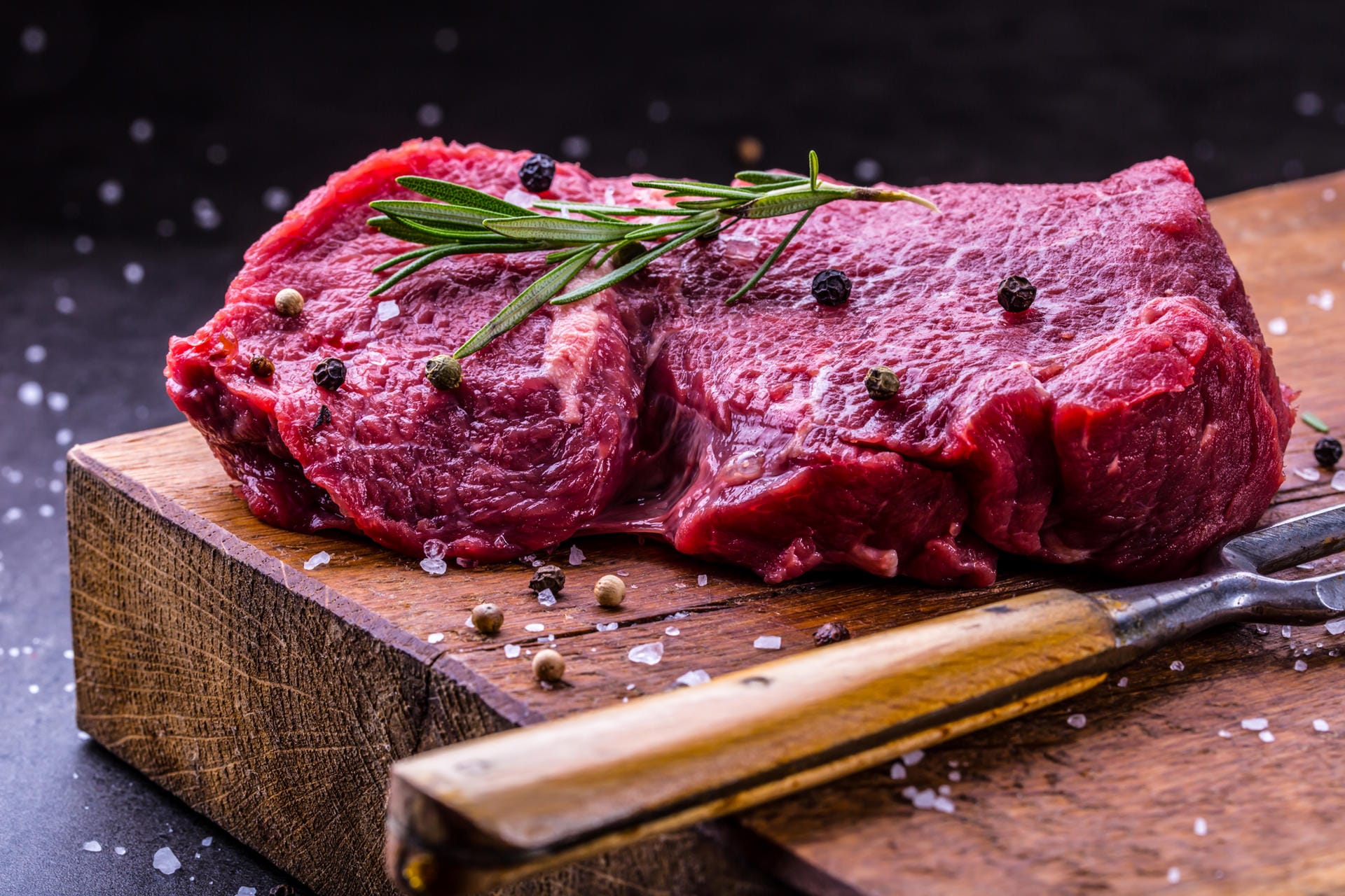 Ein Sirloin-Steak aus Freilandhaltung wie beim teuren US Prime Beef schmeckt hervorragend. Verantwortlich dafür ist ein langes Leben der Tiere und der Verzicht auf Medikamente und Turbofutter.