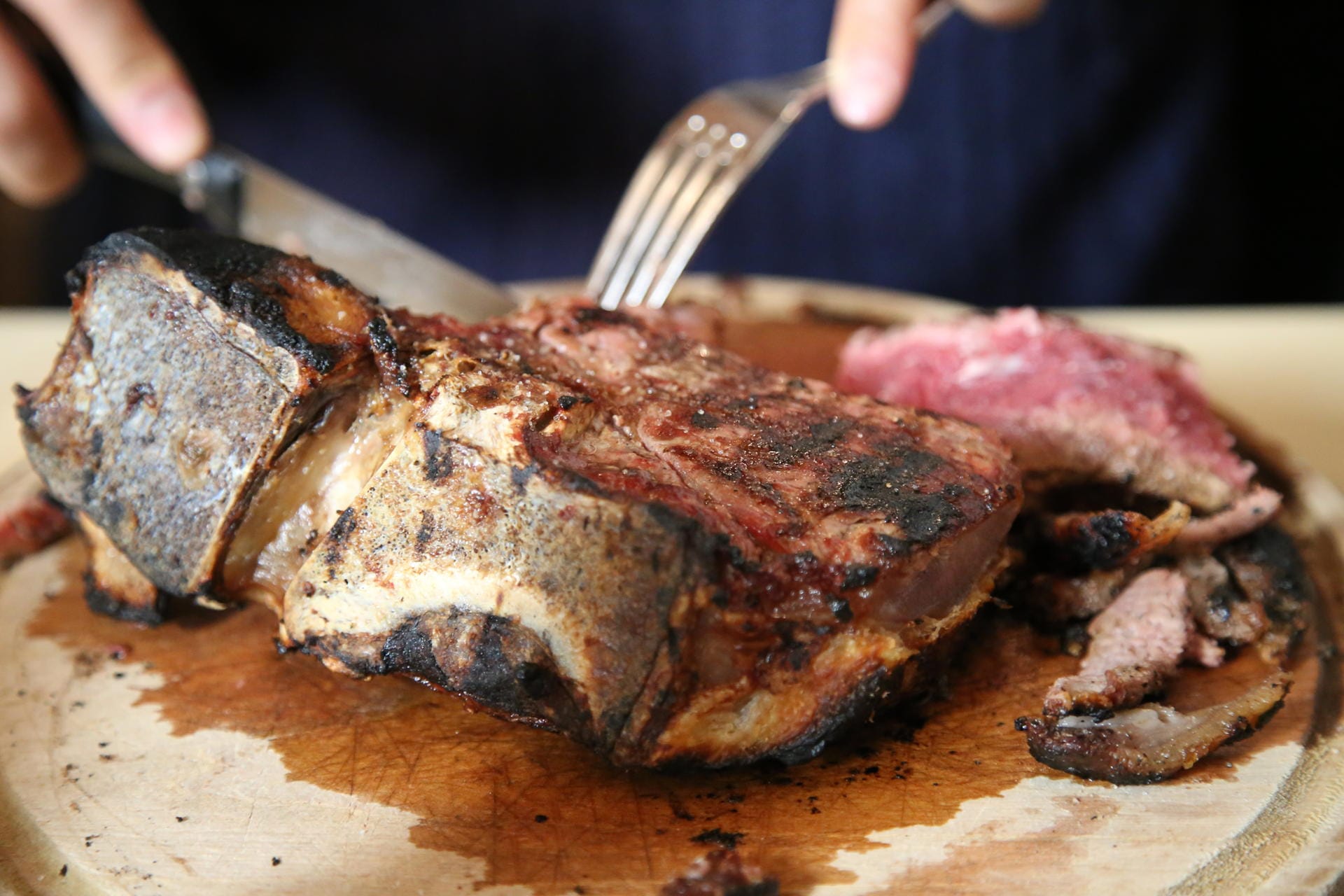T-Bone-Steak in perfekter Garstufe: Das funktioniert nur mit bestem Fleisch auf einem guten Grill.