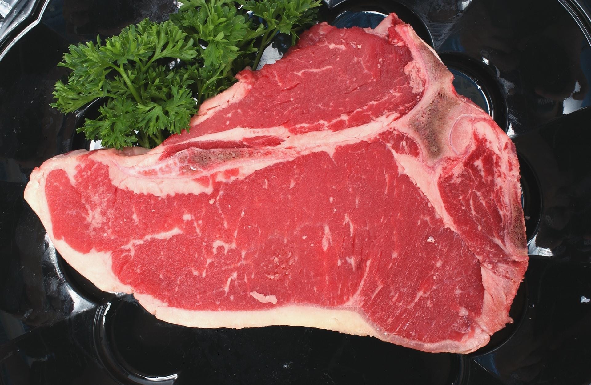 So muss ein gutes T-Bone-Steak aussehen, bevor es auf den Grill kommt. Doch nicht in jedem Steakhaus stimmt die Qualität.