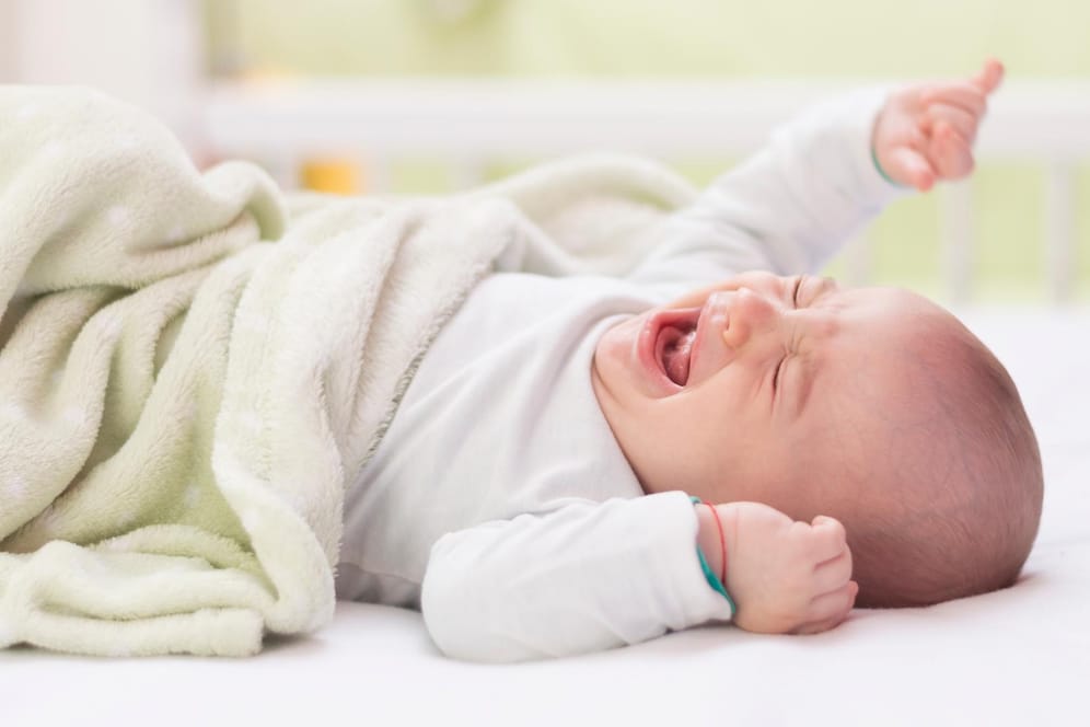 Babys schreien nicht ohne Grund. Werden sie nicht getröstet, schüttet der kleine Körper schädliche Stresshormone aus.