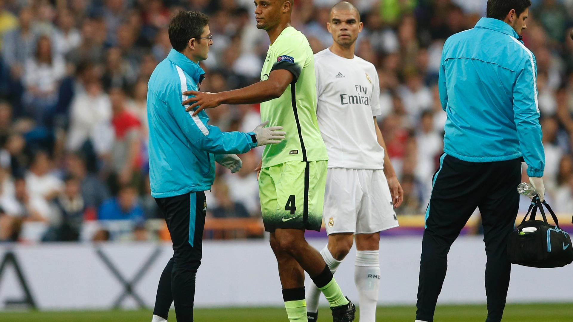 Dafür war für ManCity-Kapitän Vincent Kompany die Partie nach nicht einmal zehn Minuten beendet. Der ehemalige HSV-Profi musste verletzt ausgewechselt werden.