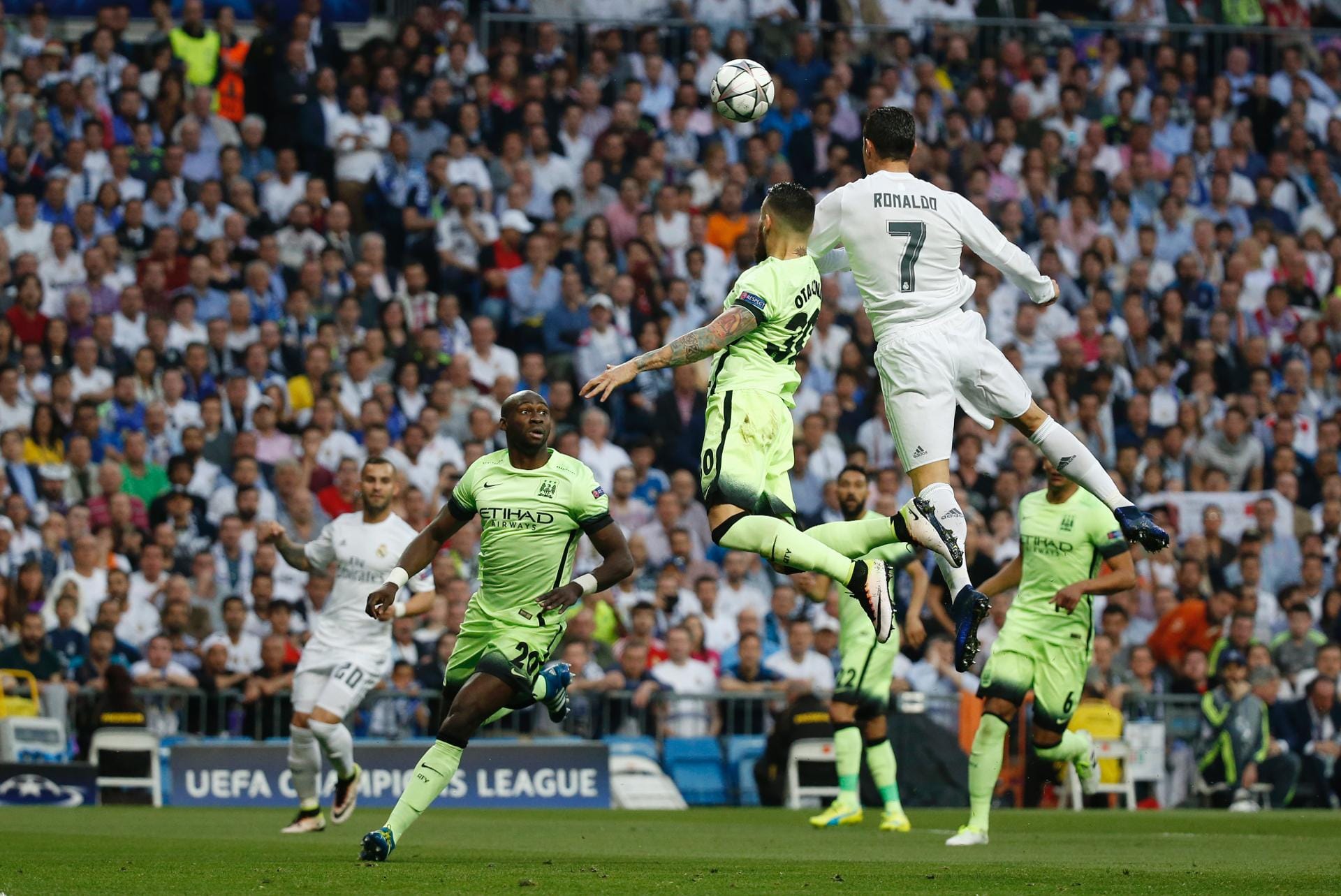 Königlicher Sieger im Luftduell: Ronaldo (re.) schraubte sich im Strafraum der Engländer höher als Nicolas Otamendi.