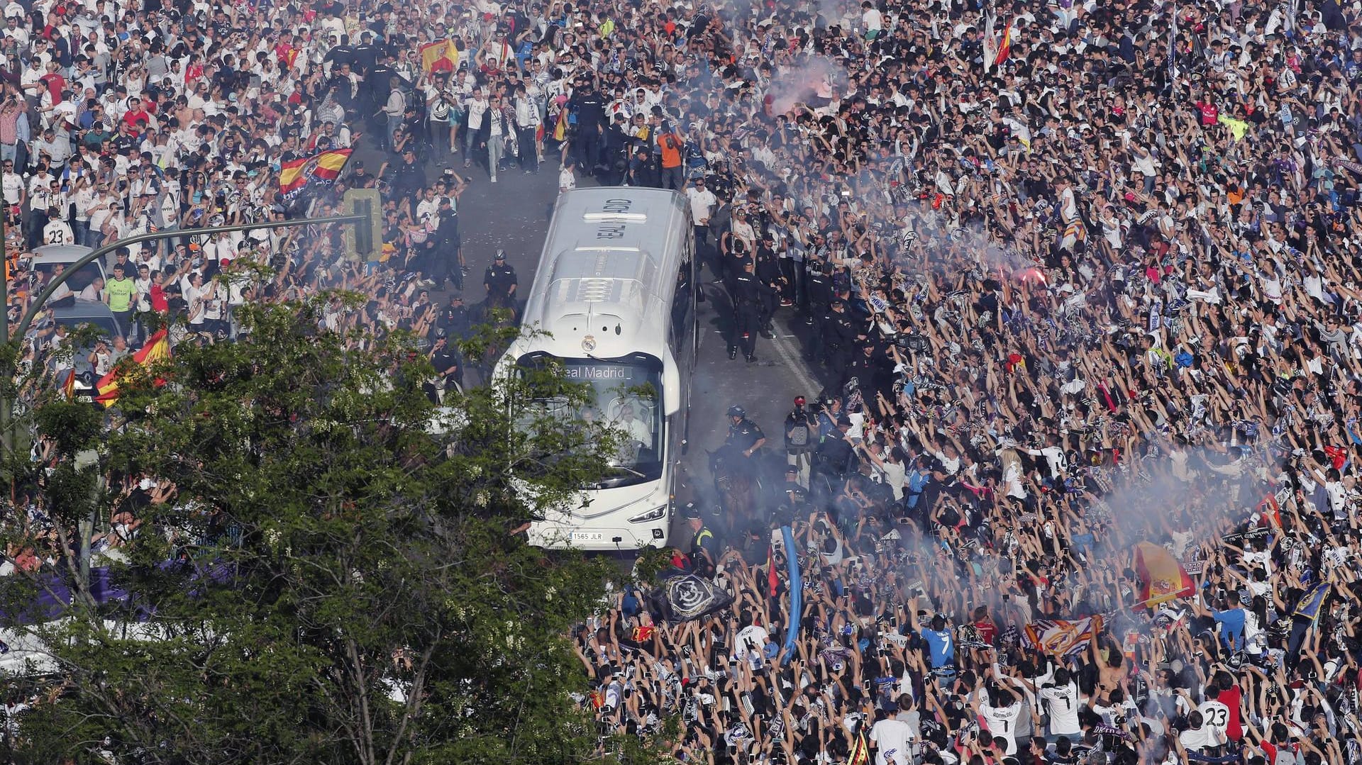 Rund 10.000 Fans heizten die Stimmung am Bernabeu-Stadion mächtig an. Rund 10.000 Fans heizten die Stimmung am Bernabeu-Stadion mächtig an.