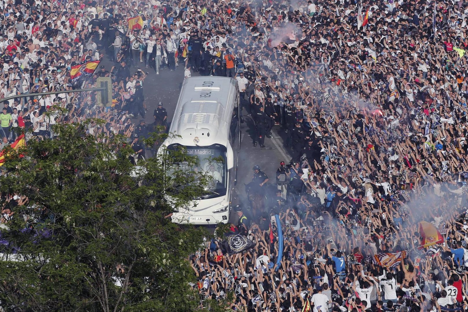 Rund 10.000 Fans heizten die Stimmung am Bernabeu-Stadion mächtig an.