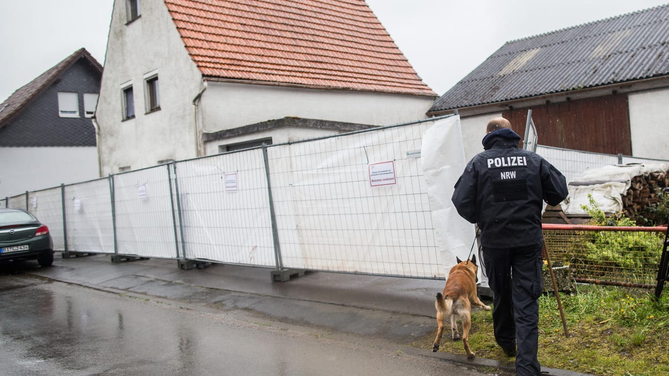 Ein Polizist vor dem Grundstück des beschuldigten Paars in Höxter.
