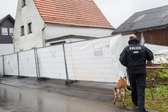 Ein Polizist vor dem Grundstück des beschuldigten Paars in Höxter.