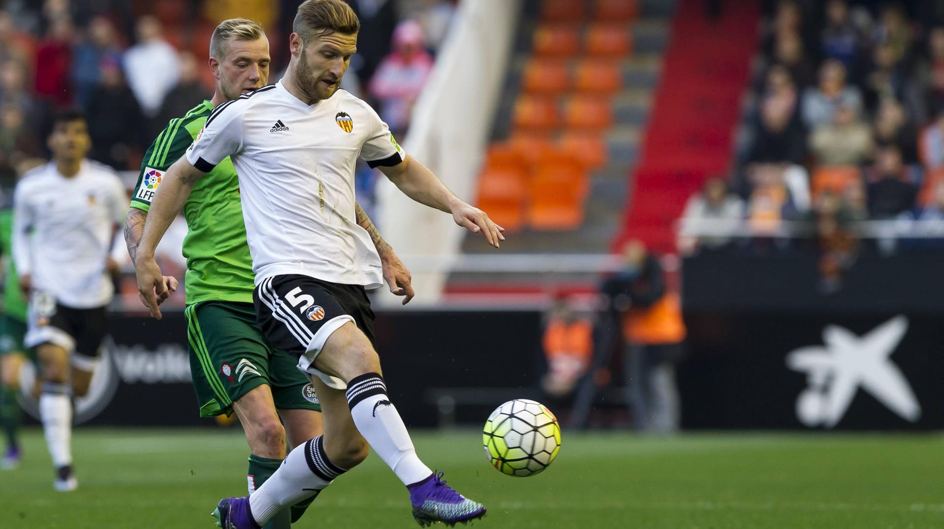 Shkodran Mustafi (vorne) zieht einen Abgang aus Valencia in Erwägung. Shkodran Mustafi (vorne) zieht einen Abgang aus Valencia in Erwägung.