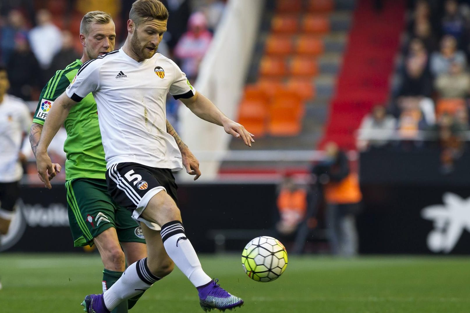Shkodran Mustafi (vorne) zieht einen Abgang aus Valencia in Erwägung.
